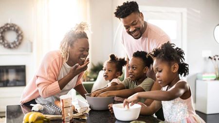 Familia haciendo galletas en la cocina